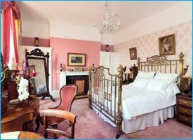 Charles Dickens en-suite room